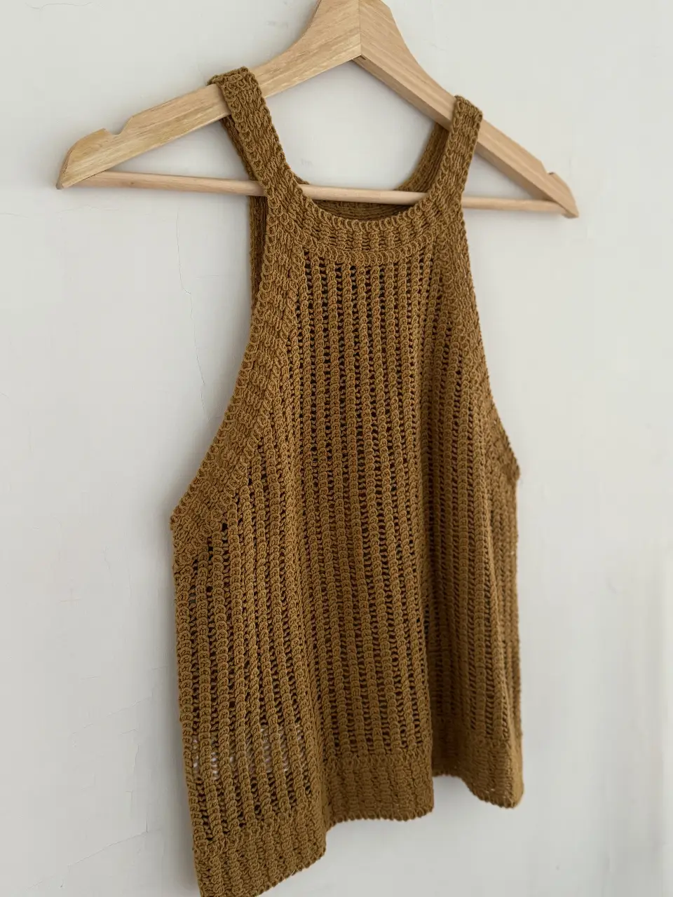 Top tejido de hilo, color marrón, con diseño calado y espalda descubierta. Ideal para un look casual y fresco.
