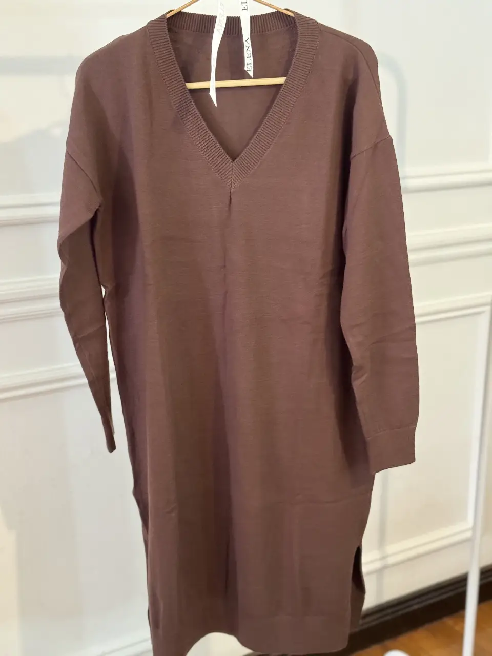 Vestido tejidode punto con cuello en V, ideal para un look casual y cómodo. Perfecto para el día a día.