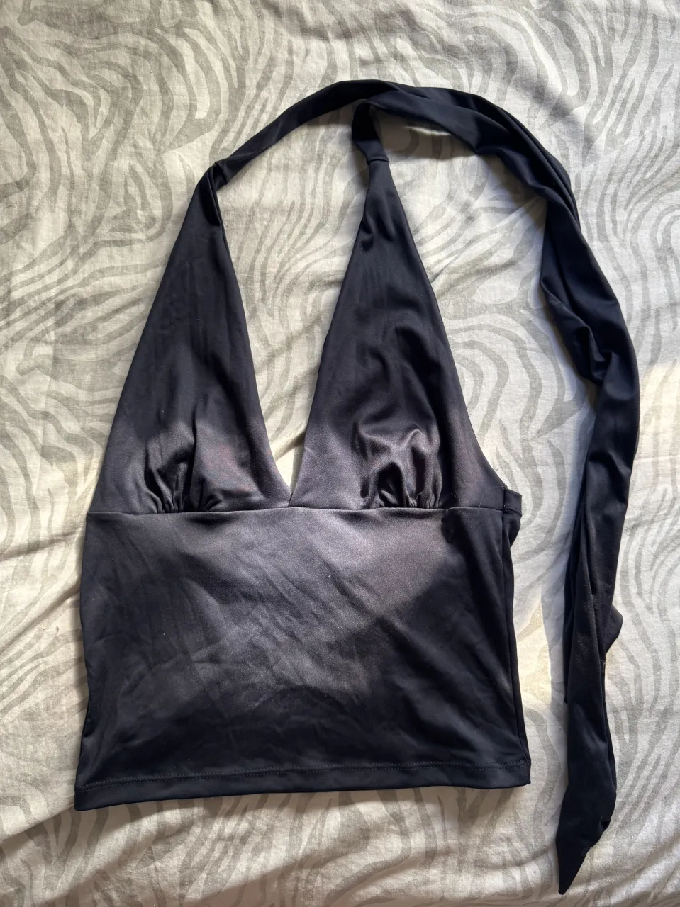 Top azul marino escotado con tiras para atar en cuello. Ideal para un look canchero y sensual.