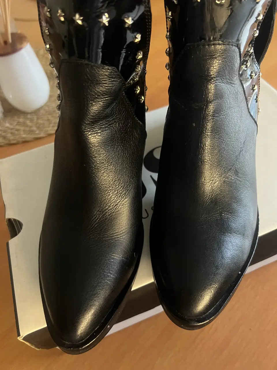 Botines negros con detalles de tachas plateadas y charol en la parte superior. Talle 38, ideales para un look rocker y de fiesta.
