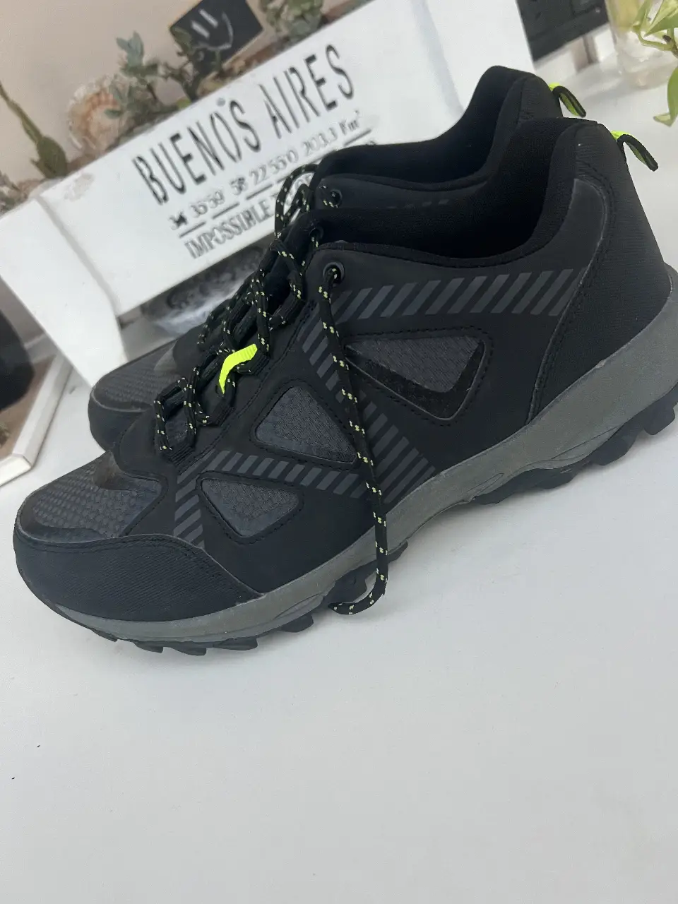 Zapatillas deportivas negras con detalles en gris y amarillo. Ideales para actividades al aire libre y uso diario. Diseño moderno y cómodo. compradas en decatlón de España 