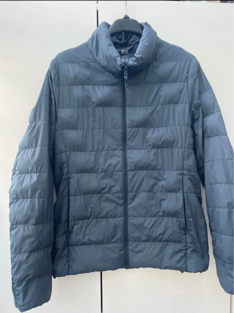Campera de pluma Uniqlo Ultra Light Down, color azul marino, talle S. Ideal para el invierno, liviana y fácil de guardar ( trae bolsita para guardado )y cierre completo. Resistente al agua.
