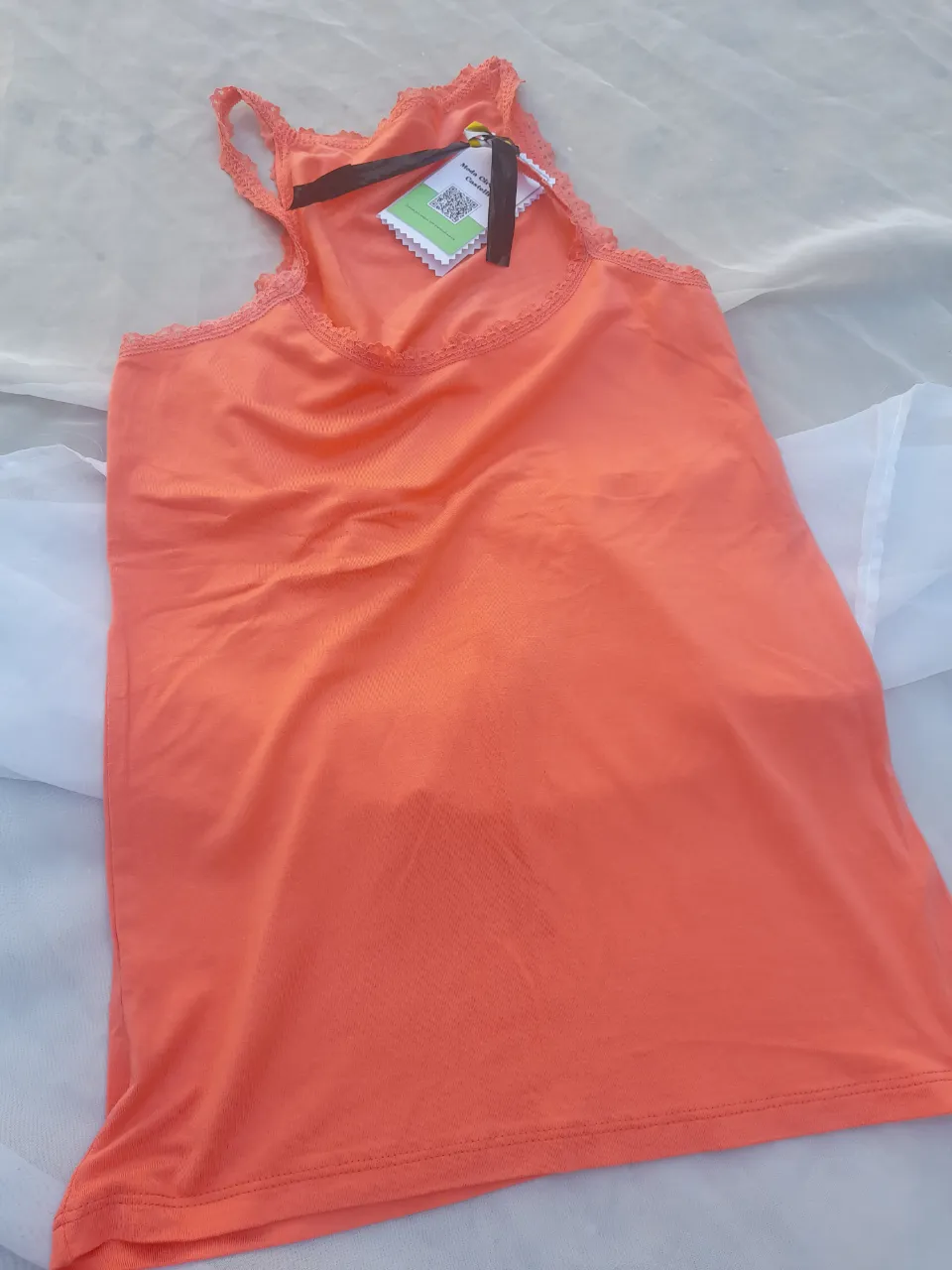 Musculosa coral  
Talle 1/2
Medidas: axila/axila 36cm. Largo total 57cm 