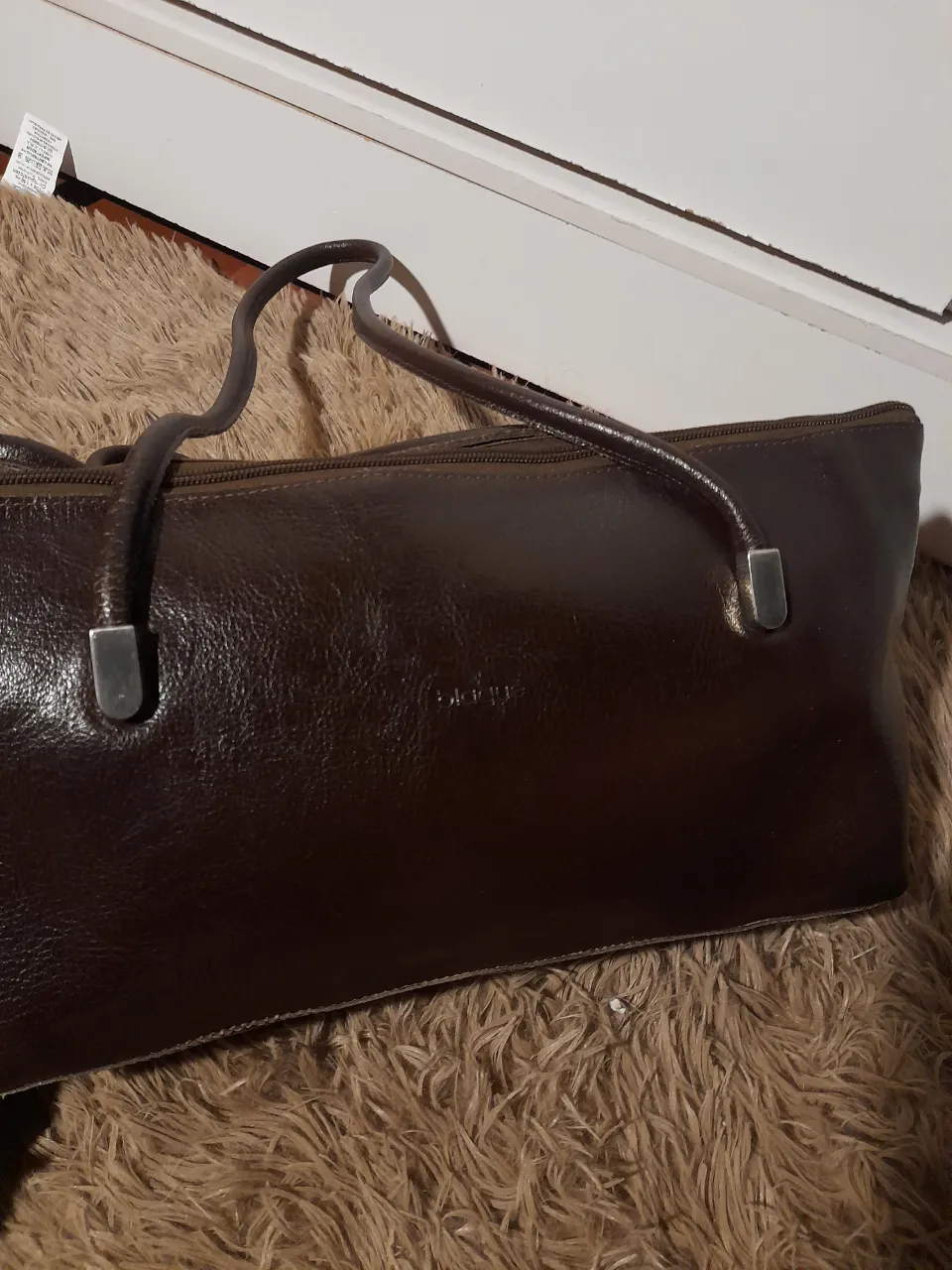 Cartera Blaque
Cierre principal y cierre interno 
Medidas: 12cm x 32cm x 17cm.
Material:  Cuero PU (poliuretano). Este material imita la apariencia del cuero pero es de origen sintético, lo que los hace más accesibles y fáciles de limpiar.Es impermeable por naturaleza; el agua resbala o se queda en la superficie en forma de gota sin ser absorbida.