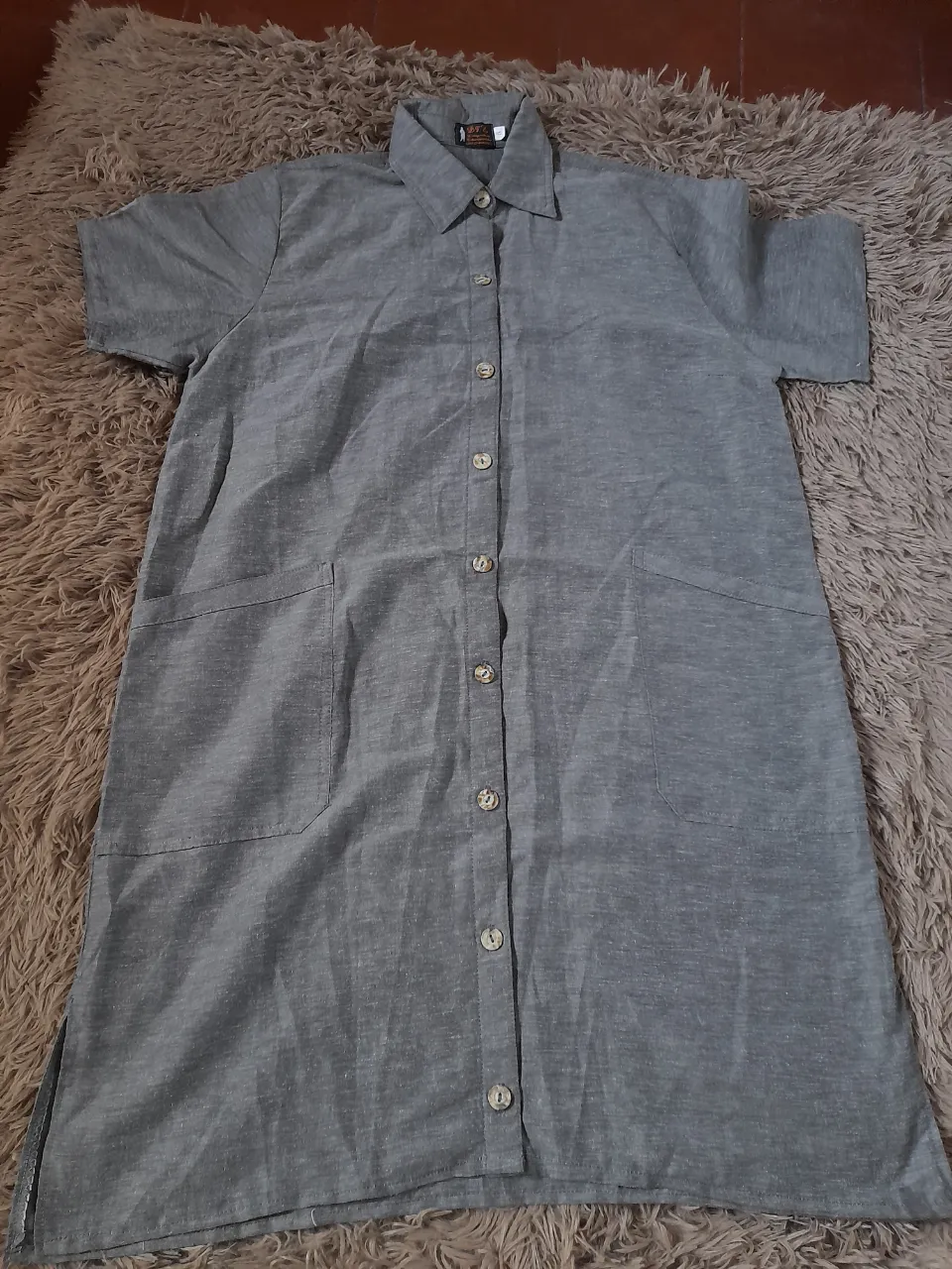 Vestido camisero gris 
Talle aprox L 
Medidas: axila/axila 57cm.largo total 94cm. Largo de mangas 23,5 cm. 
2 bolsillos.