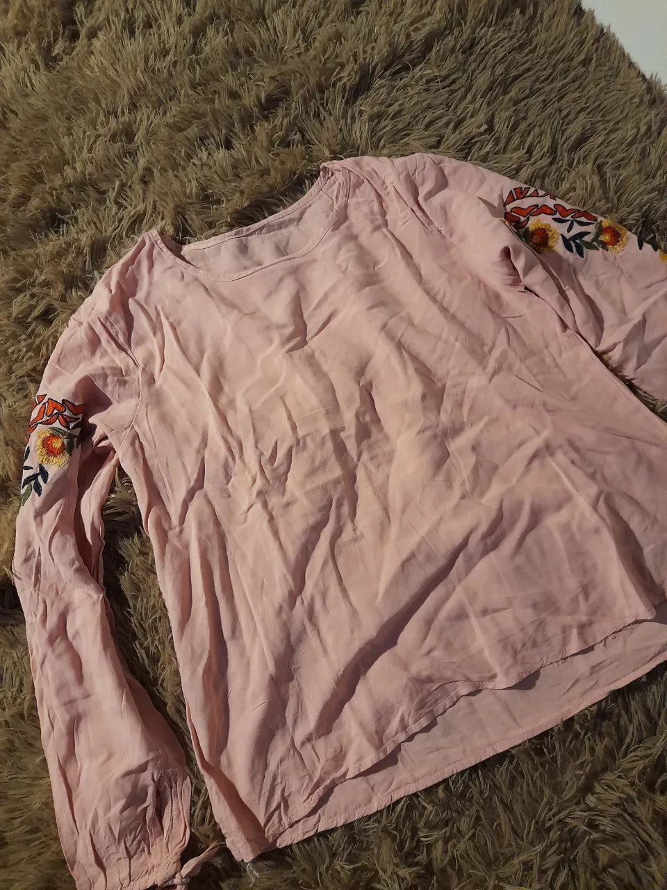 Camisola  rosa viejo 
Con mínimo detalle apreciable en la última foto.
Talle m/L 
Medidas: axila/axila 48cm. largo de mangas 53cm.largo total 53cm..