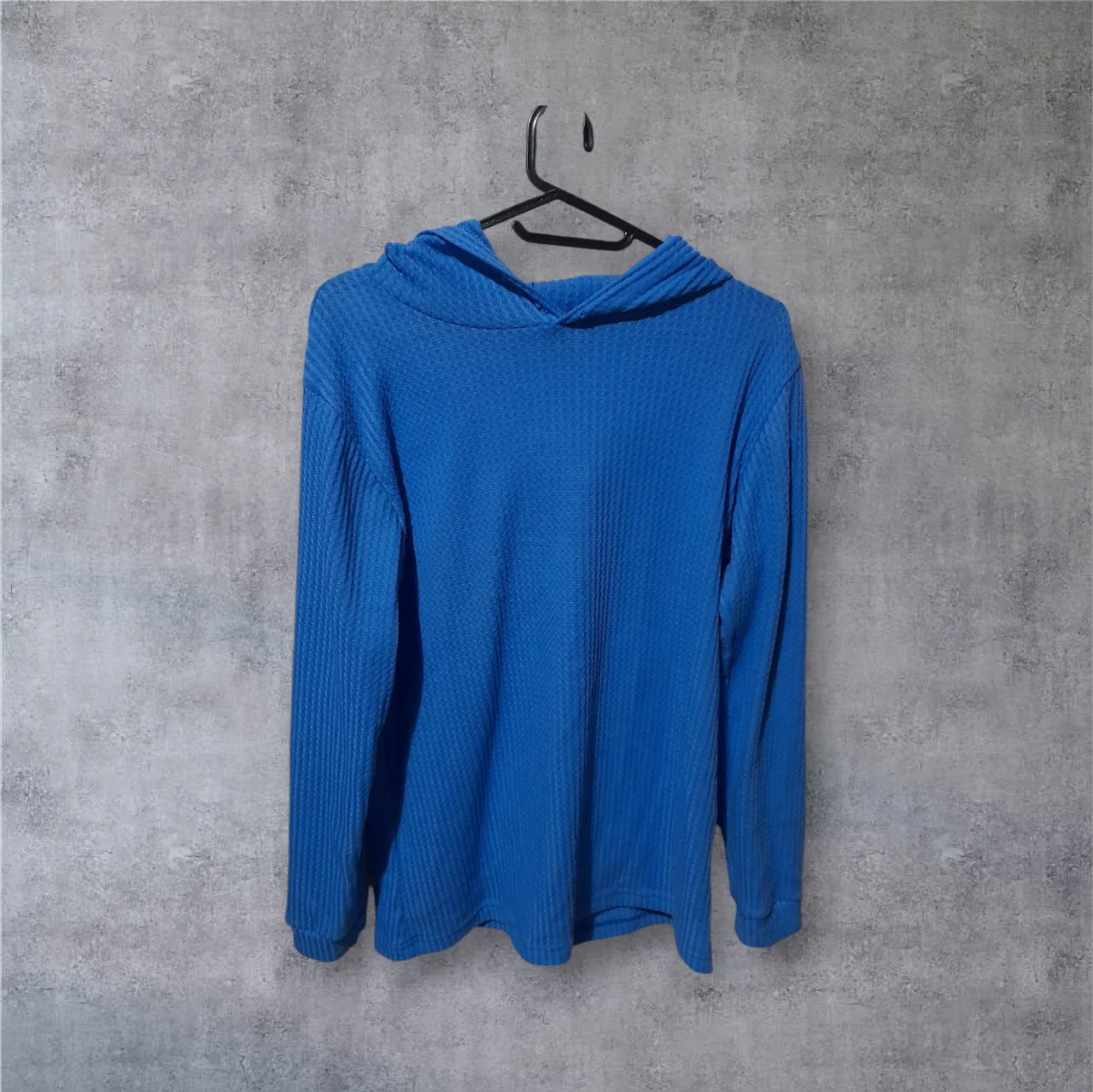 Buzo azul con capucha, ideal para un look casual y cómodo. Su textura waffle le da un toque moderno y canchero. Perfecto para usar en cualquier momento del día.

Buzo celeste con capucha
Talle aprox S/M 
Medidas: largo total 68cm. Largo de mangas 64cm. Axila/axila 52cm.
Cómo nuevo
