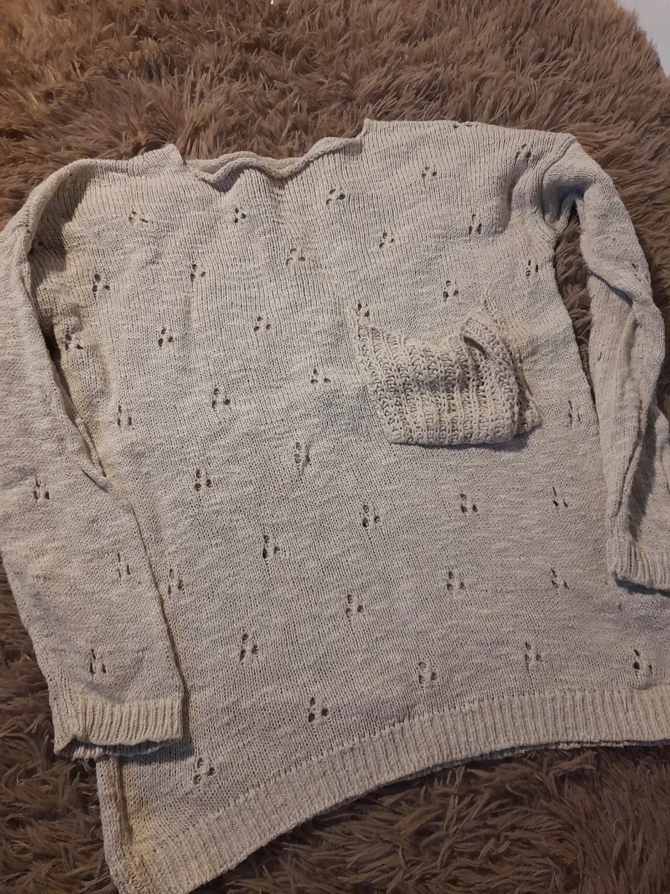 suéter beige 
Talle aprox M 
Medidas: Axila/axila 52cm. Largo total 59cm. Largo de mangas 44cm. 