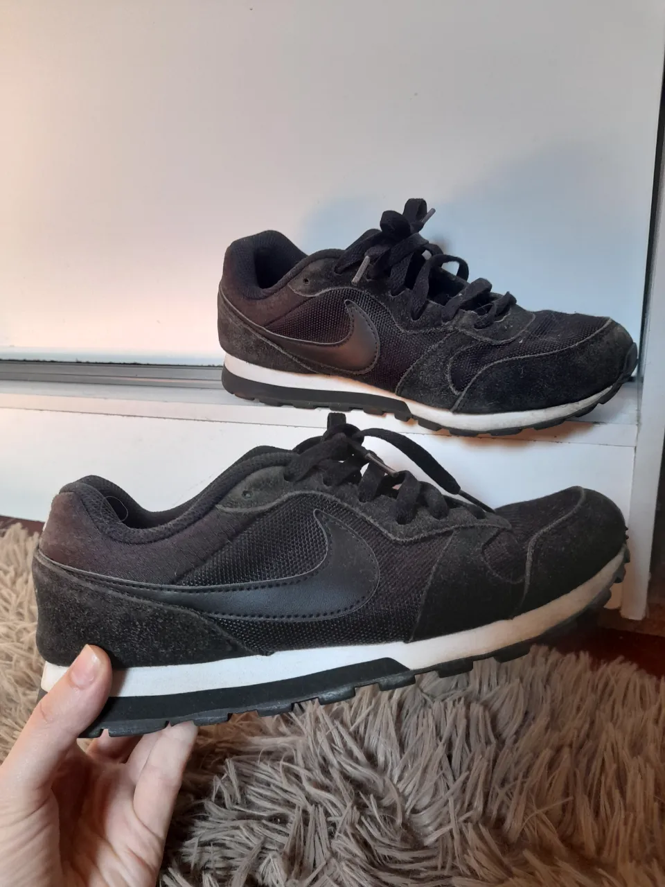 Zapatillas Nike original 
Modelo: MD Runner 2
Uso: ideales para el día a día o para salir a correr.
Plantilla 24,5. 
N37,5
Unisex
poseen plantillas originales
Las zapatillas Nike Runner 2 están inspiradas en un modelo de los años 90. Combinan una malla super ventilada con recubrimientos de felpa y tienen suelas inyectadas con Phylon en lugar de EVA para una amortiguación más liviana.