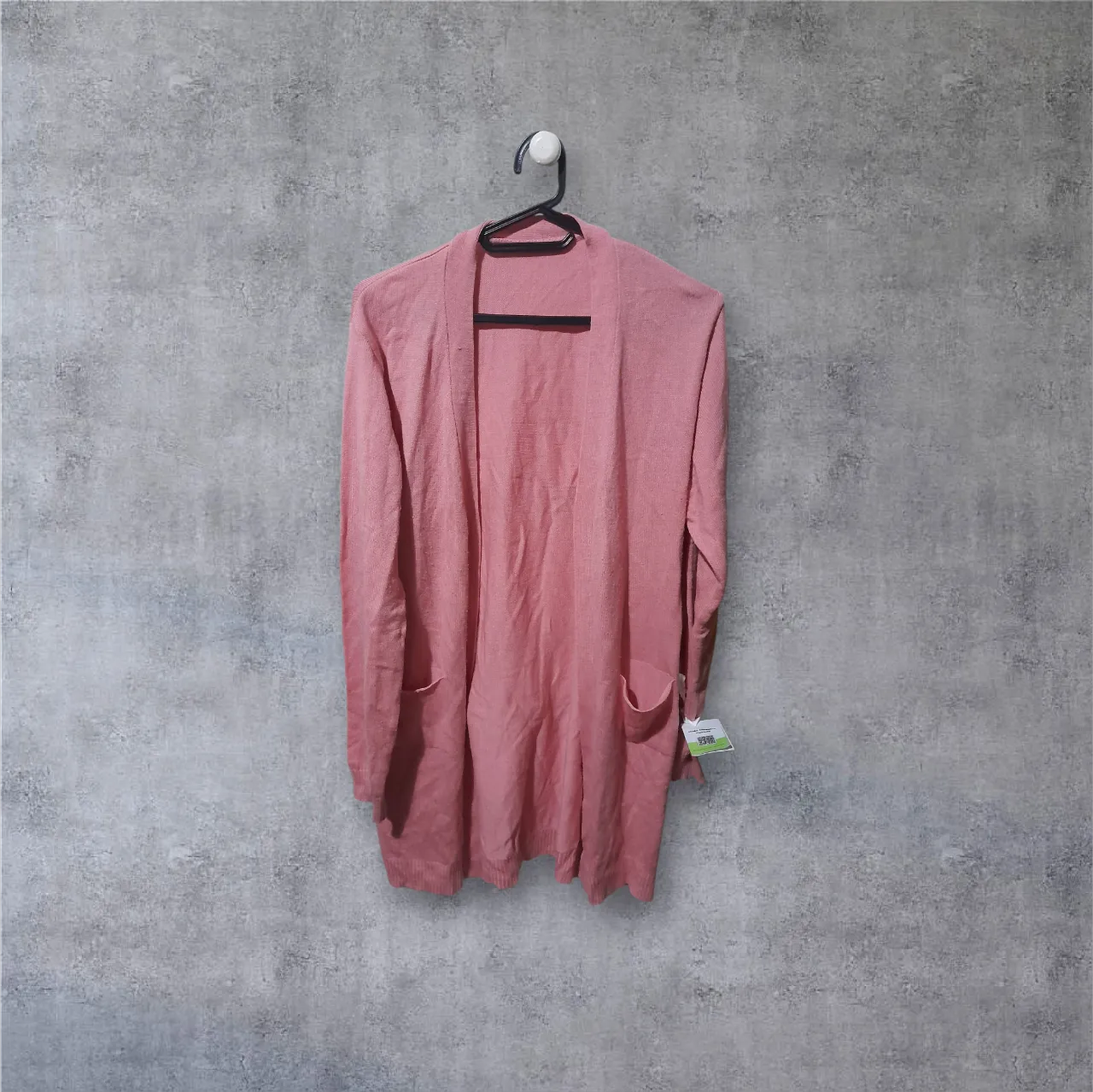 Cardigan rosa largo, ideal para un look casual y cómodo. Perfecto para usar abierto sobre otras prendas, aportando un toque de color y abrigo ligero. Cuenta con bolsillos frontales y un diseño liso.

👕 Saquito rosa finito 
🧵 Material: acrílico 
📏 Medidas: largo total 85cm. Largo de manga 60cm. Axila/axila 53cm.
