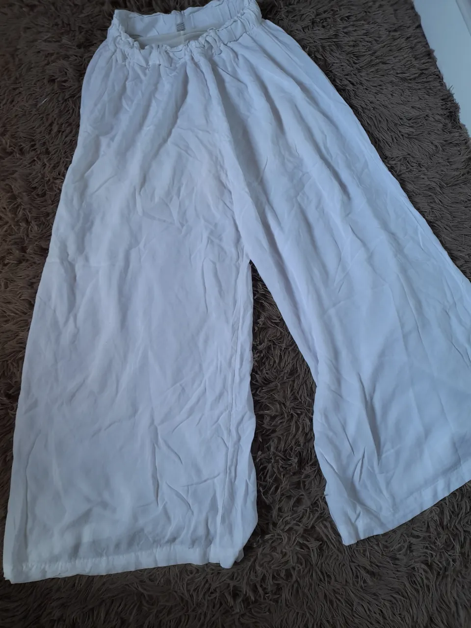 $10mil 
Pantalón  blanco como nuevo 
Con short incluido 
Talle 40
Elastico en cintura  
Medidas: tiro delantero 35cm. Cadera 60cm. Largo total 92cm. Cintura 35/49cm 
Material: 95% algodón . 5% poliester. 