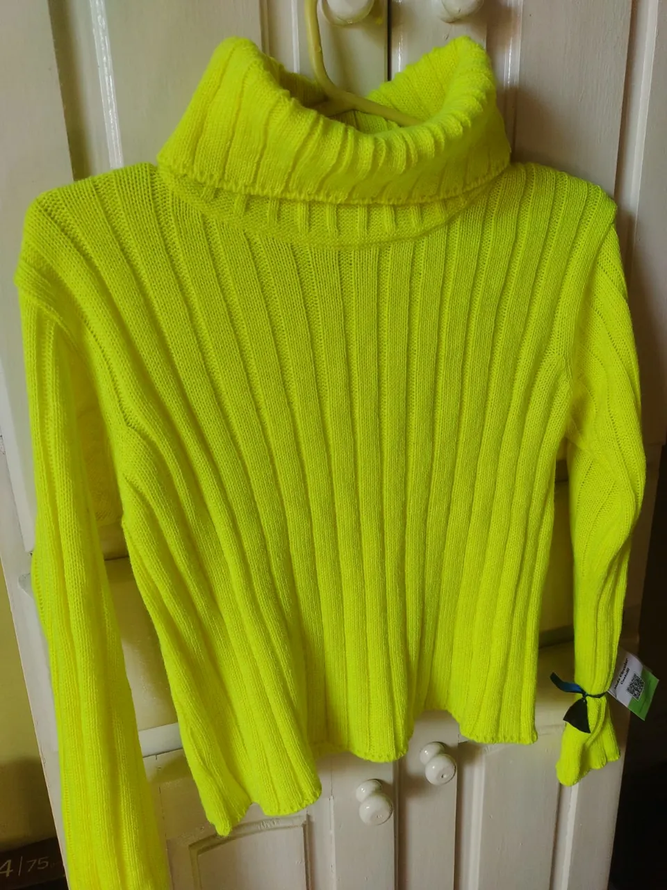 Sweater de cuello alto en color amarillo vibrante. Tejido con textura acanalada, ideal para un look moderno y abrigado. Perfecto para combinar con jeans o pantalones de vestir.