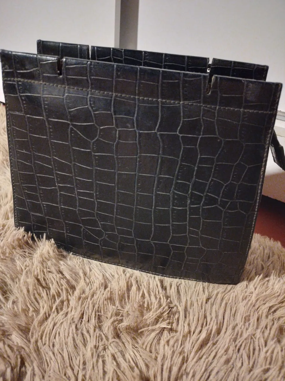 Cartera negra con textura de cocodrilo.
Con multiples espacios de guardado. 
Excelente estado, solo le falta la correa. 
Medidas : alto 22cm, ancho 8cm, base 8cm x 25cm.