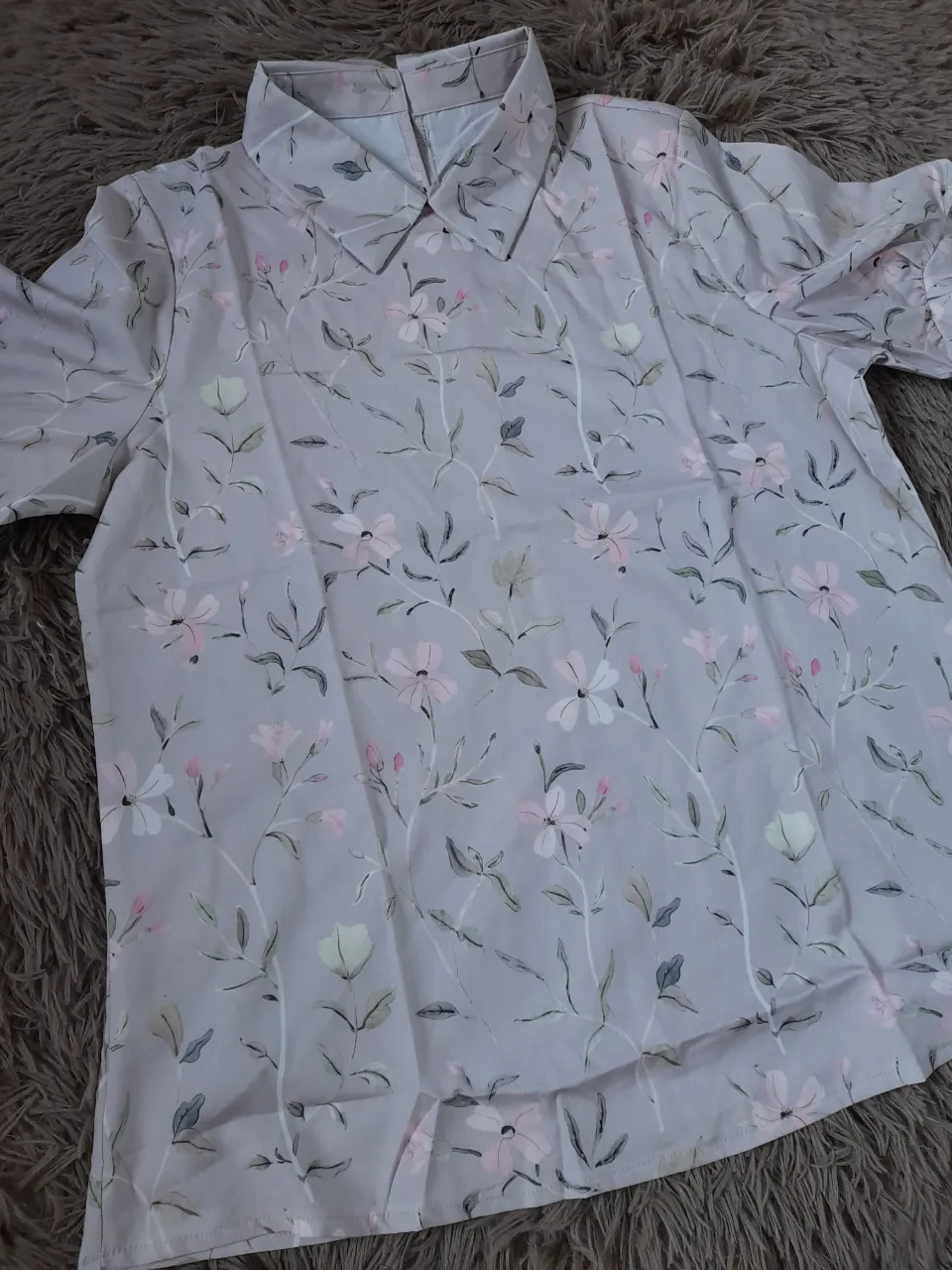 Camisa floreada nueva
Shein 
Talle aprox L 
Medidas: largo total 66cm. Largo de mangas 26cm. Axila/axila 52cm. Hombro 40cm.