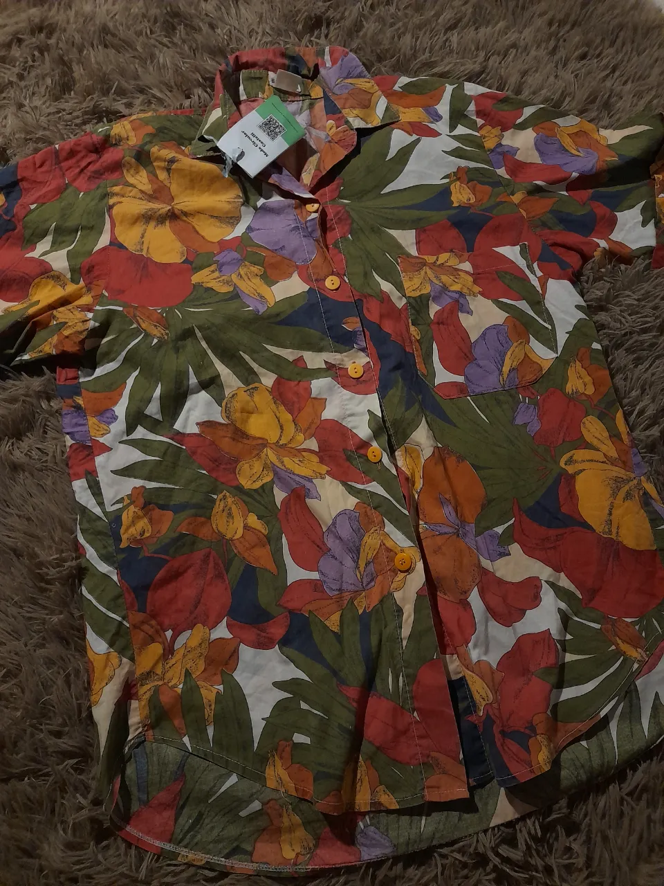 Camisa 
Marca: Inedita 
Talle L 
Medidas: axila/axila 49cm. Largo total 66cm. Largo de mangas 26cm. 
Con detalle preciable en la última foto.