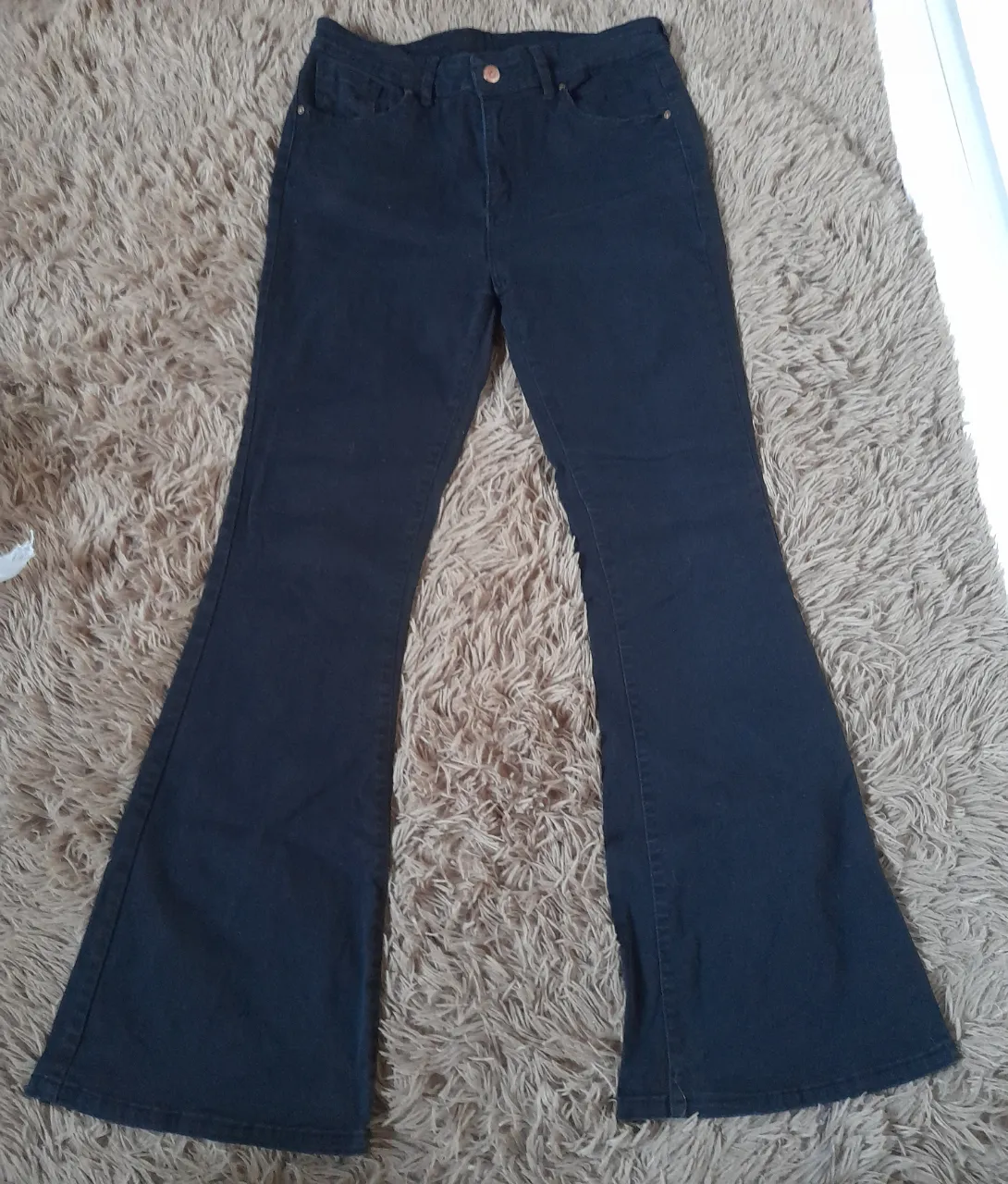 Jean Adicta
Talle 30/40 
Pata ancha 
Medidas: tiro delantero 27,5 cm. Cintura 37cm. Cadera 43cm. Largo total 101,5 cm. 