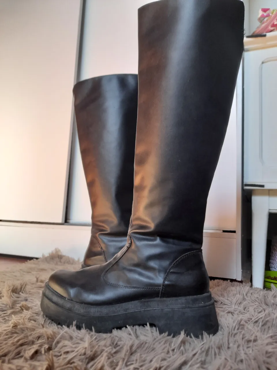 Bucaneras  negras de caña alta con plataforma.
Medidas: plataforma  6cm. caña 42cm. 
N38
Material: ecocuero 
Con cierre 