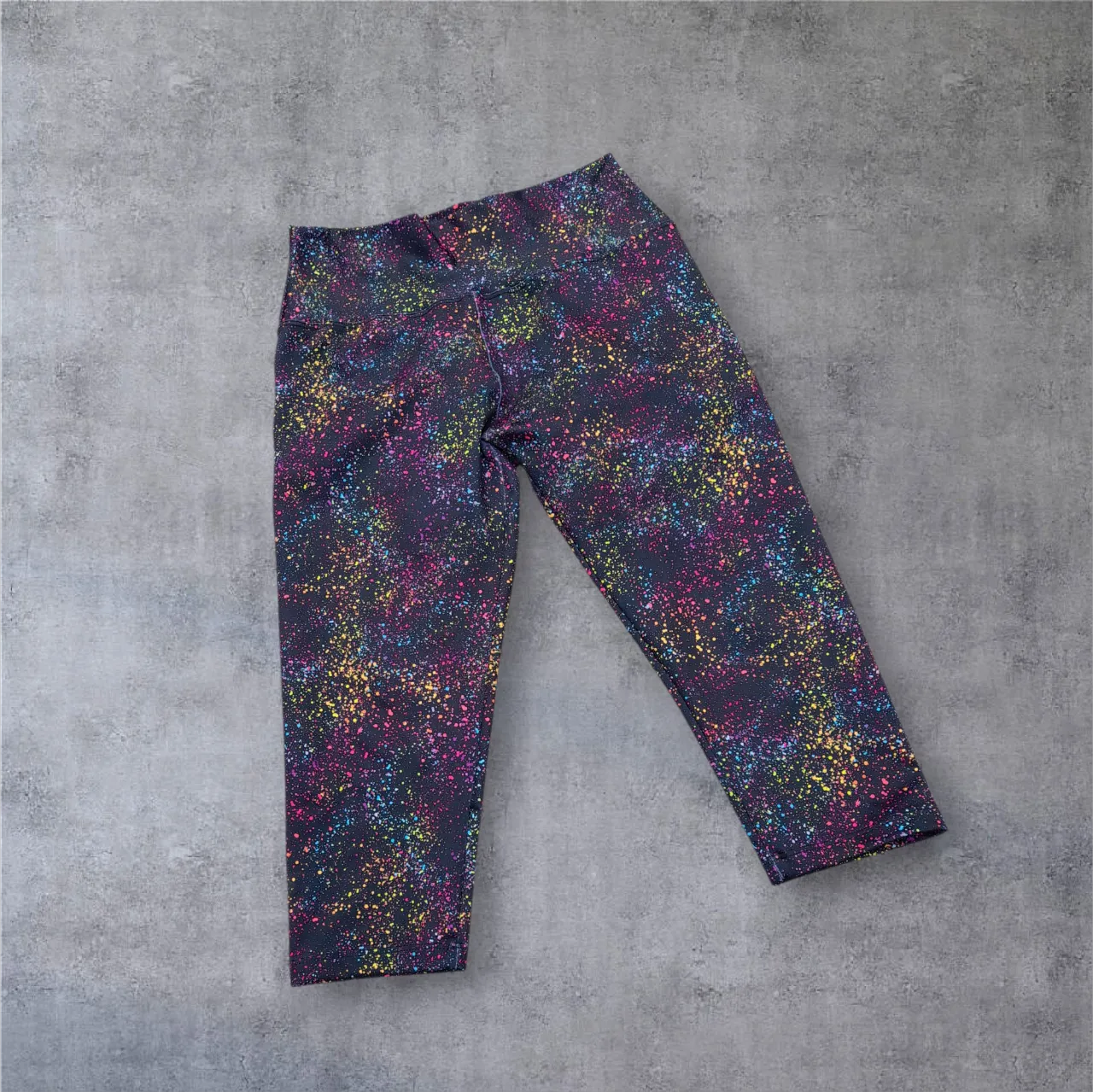 Calzas deportivas con estampa vibrante de salpicaduras de pintura en colores neón sobre fondo negro. Ideales para entrenar o para un look casual y moderno.

Calza multicolor
Medidas: largo total 66cm. Cintura 33/48cm.tiro delantero 28cm.cadera 45cm. 