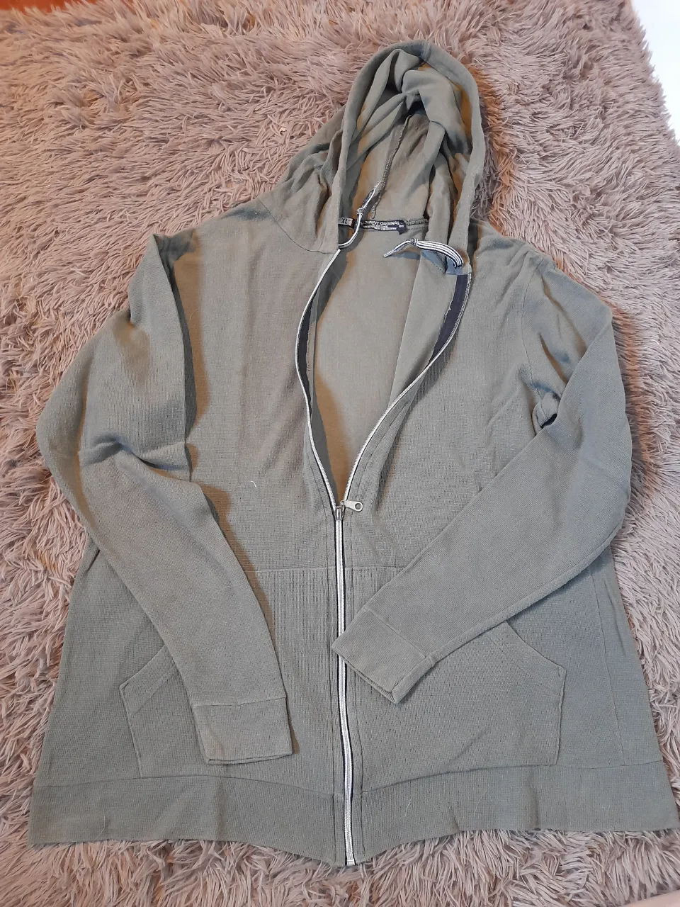 Campera verde oliva 
Unisex 
Talle xl
Medidas: largo total 71cm. Largo de mangas 64cm. Axila/axila 57cm.
Con capucha y bolsillos