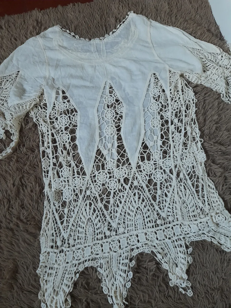 Vestido playero/ túnica 
Talle L 
Medidas: axila/axila 55cm. Largo de mangas 40cm. Largo total 85cm. 