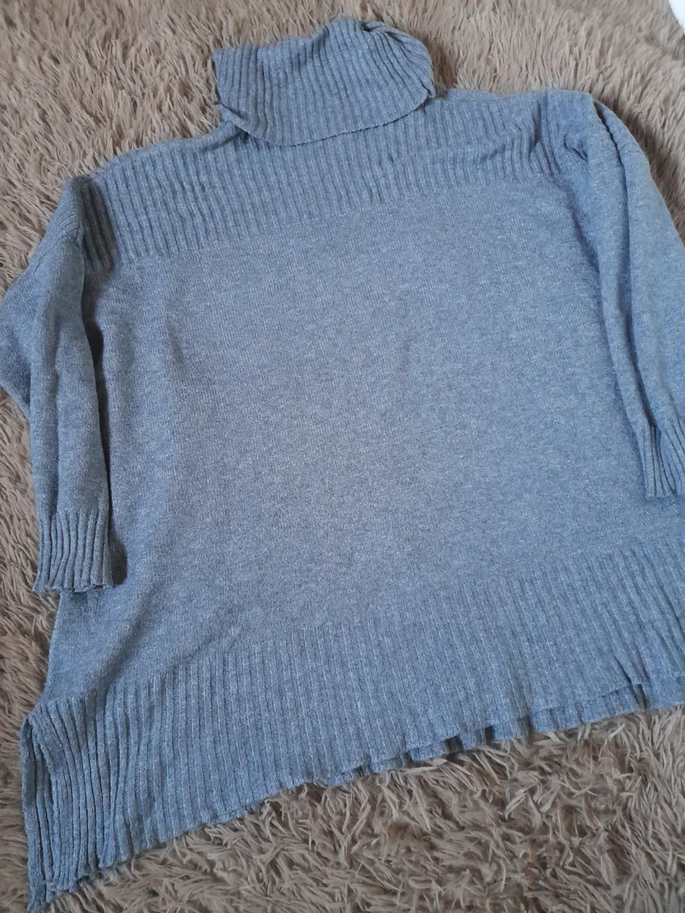 Poleron gris oversize 
talle aprox L/XL
medidas: largo de mangas 35cm. axila/axila 76cm. largo total 67cm.
100%acrílico 