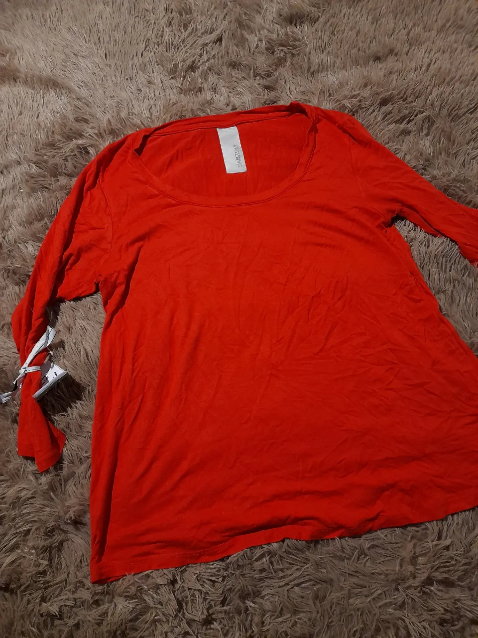 Remera roja 
Martina Di Trento
Talle m/L
Medidas: axila/axila 53cm. Largo total 64cm. Largo de mangas 47cm. 
Manga 3/4