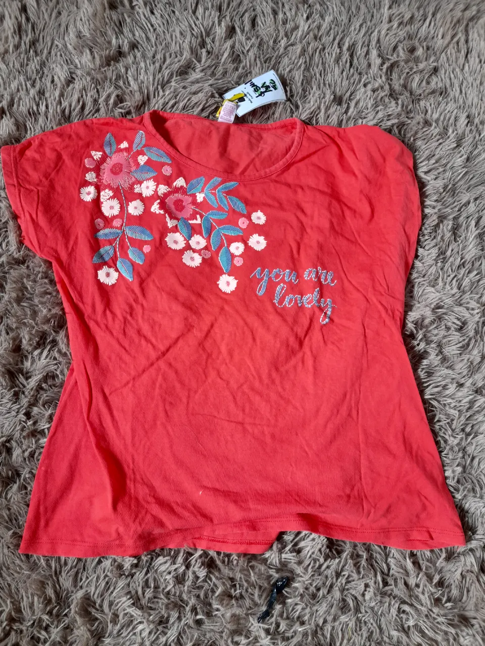 Remera 
Como nueva
Talle aprox m
Medidas:  axila/axila 52cm. Largo total 58cm.