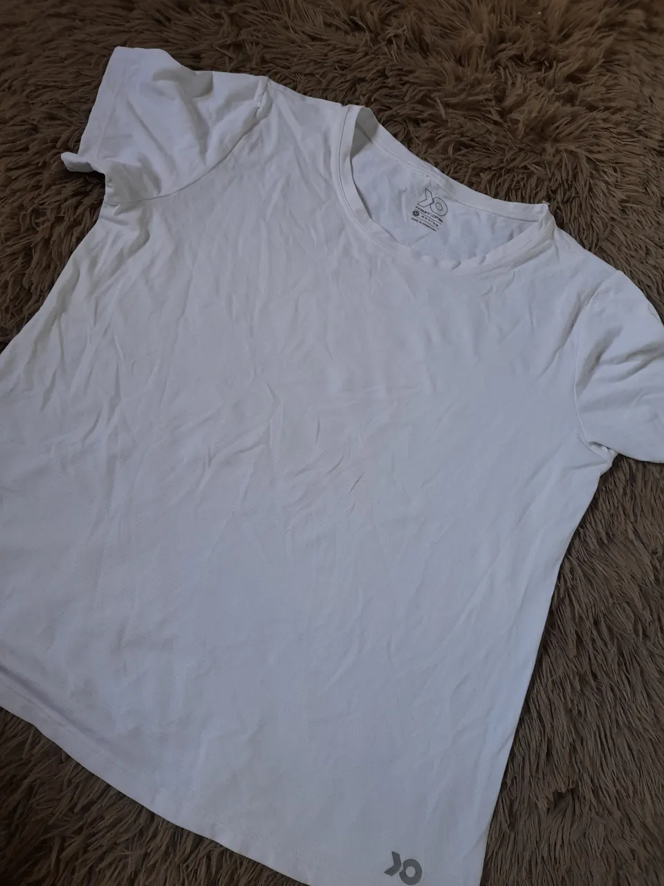 Remera deportiva 
Admit One 
Talle M 
Medidas: axila/axila 49cm. Largo total 58,5cm. Largo de mangas 16cm.