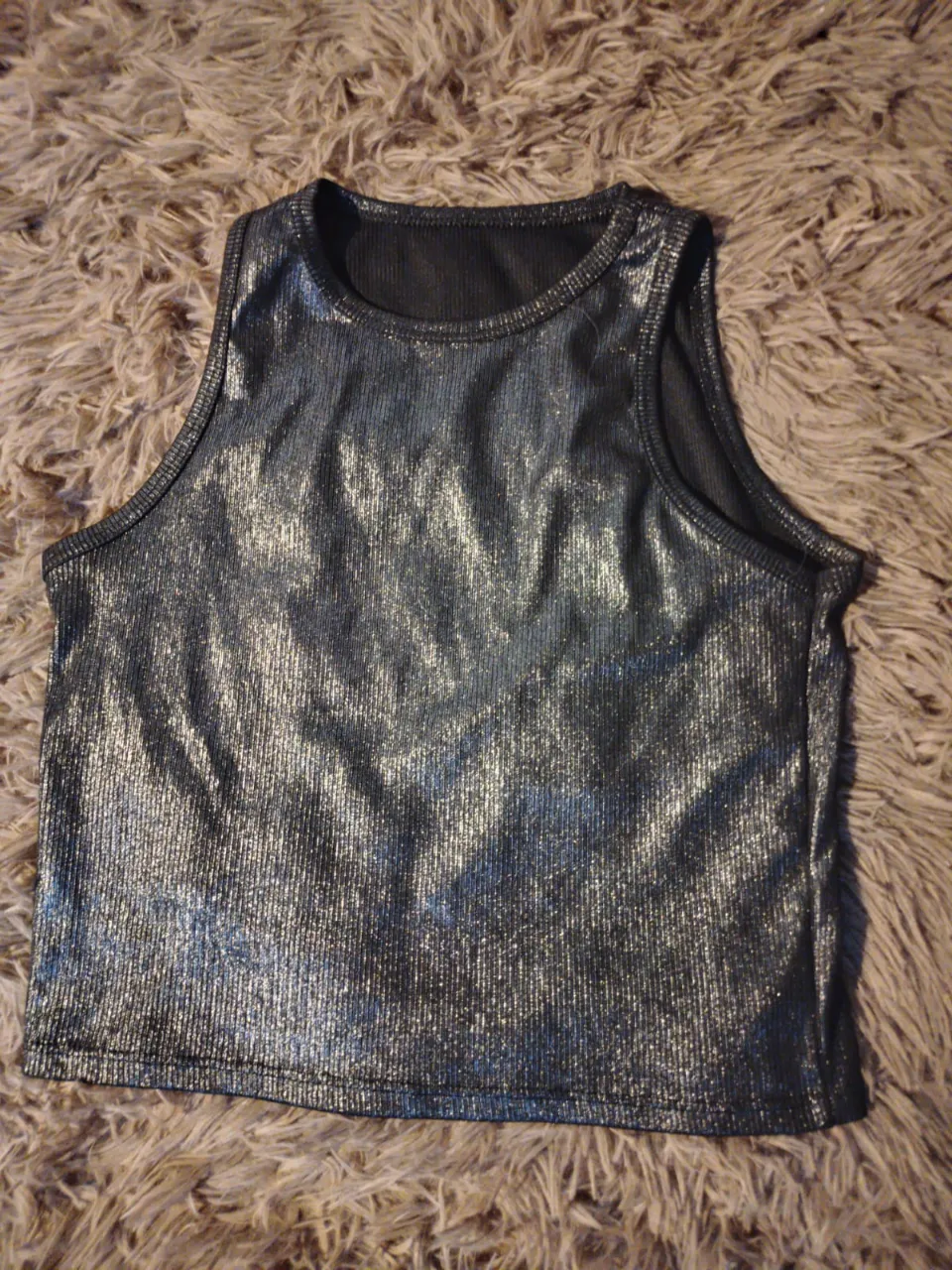 Top negro y plateado
Talle M/L aprox 
Medidas: Axila/axila 38cm . Largo total 40cm.