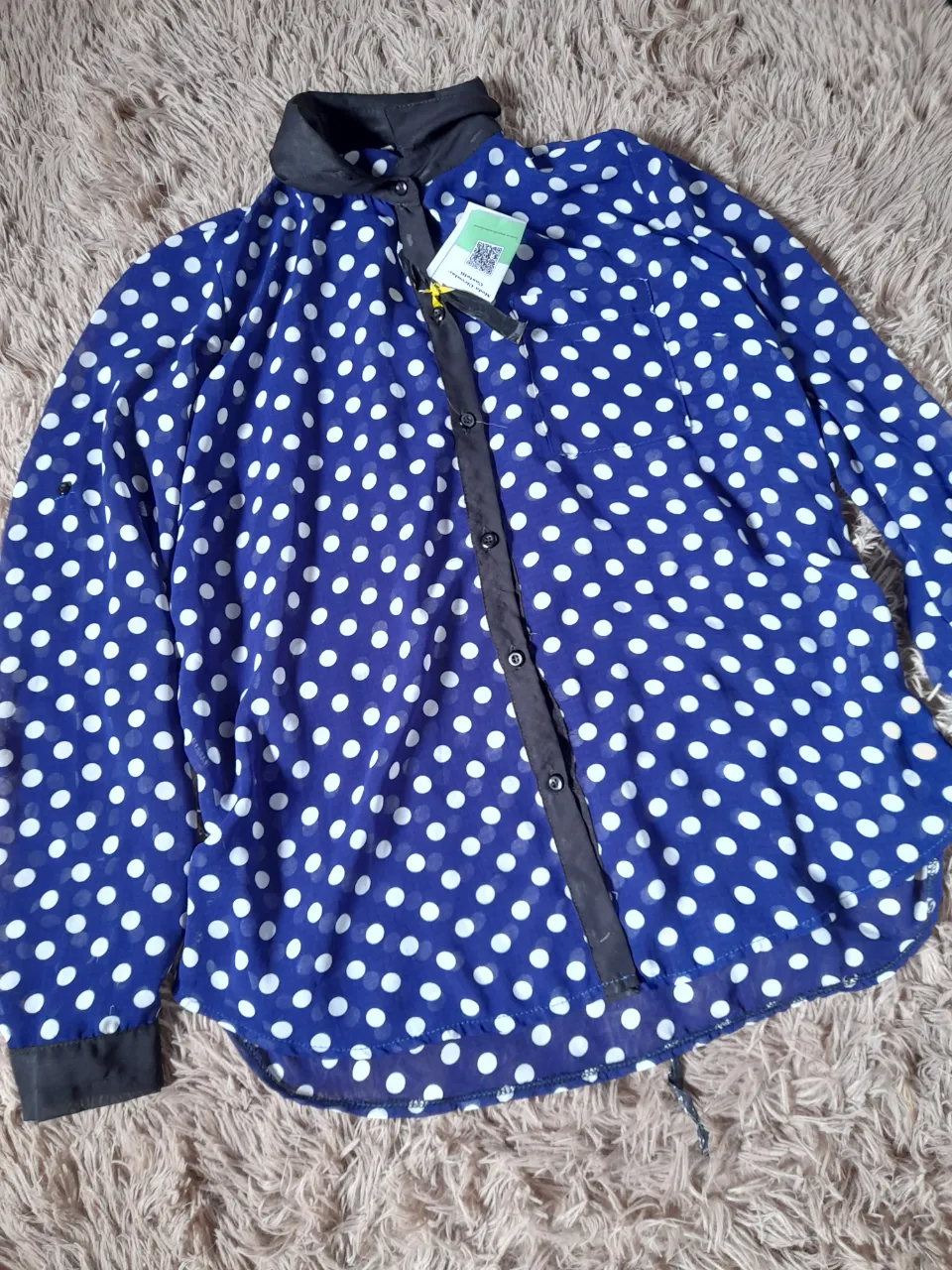 Camisa azul Traslucida 
Talle M aprox
Detalle en el botón de la manga 
Medidas: axila/axila 51cm. Largo total 66cm 