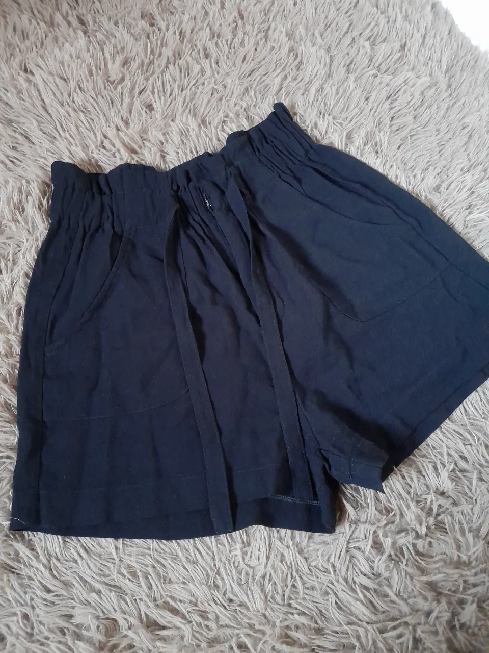 Short negro  nuevo 
Marca : Maria Paez
Con boton , broche y cierre .
Con lazo 
Talle M /44
Medidas:  largo total  40cm.  Tiro  delantero 37cm. Cintura 38/48cm.cadera 50cm.