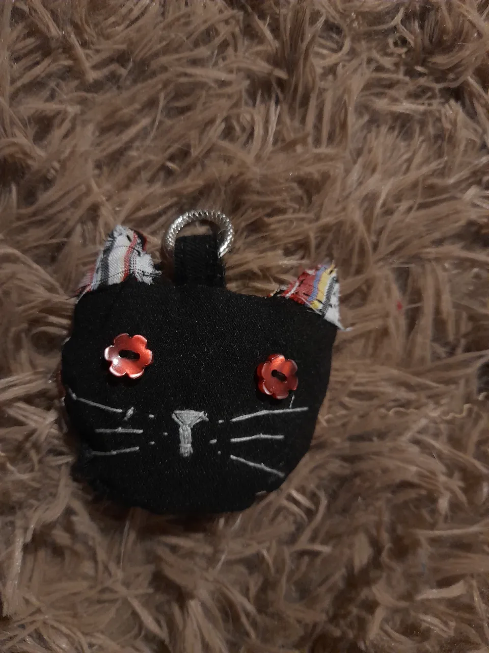 Entre retazos y texturas comenzó esta historia.
Lo que parecía el final de una tela, se convirtió en un nuevo comienzo.
Esta pieza fue creada artesanalmente, con dedicación y respeto por cada material.
Gracias por ser parte de esta transformación.