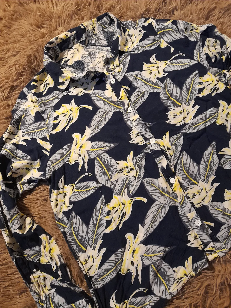 Camisa azul con flores 
Talle M/L
Medidas: largo total 57cm. Axila/axila 51cm. Largo de mangas 57cm.