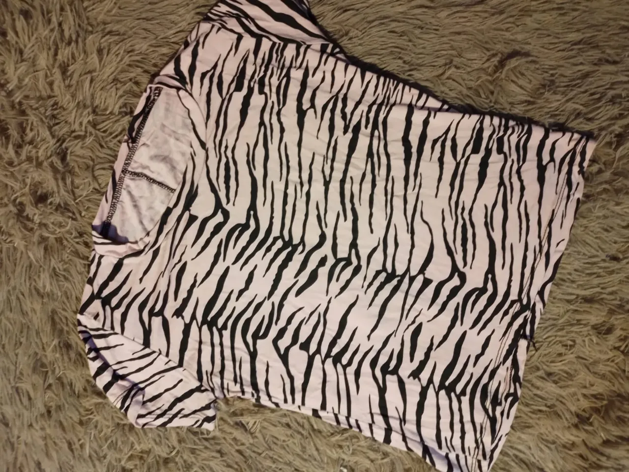 Talle aprox L 
Medidas: Largo total 46cm . Axila/axila 39cm.