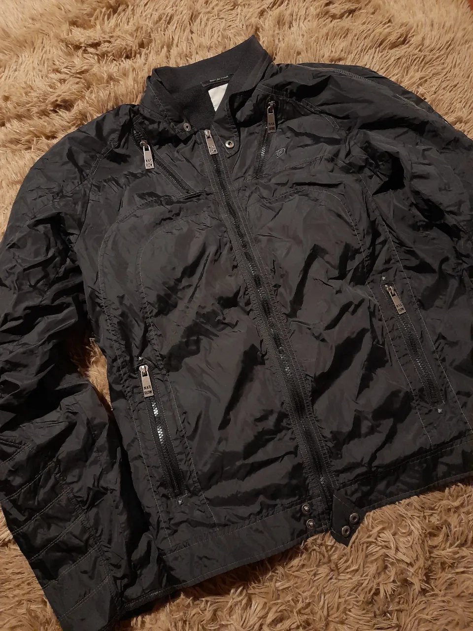 Campera impermeable
Talle L 
Medidas: axila/axila 56cm. Largo de manga  70cm. Largo total  71cm. 
Con cierres y broches.
Marca Narrow.
Excelente estado.