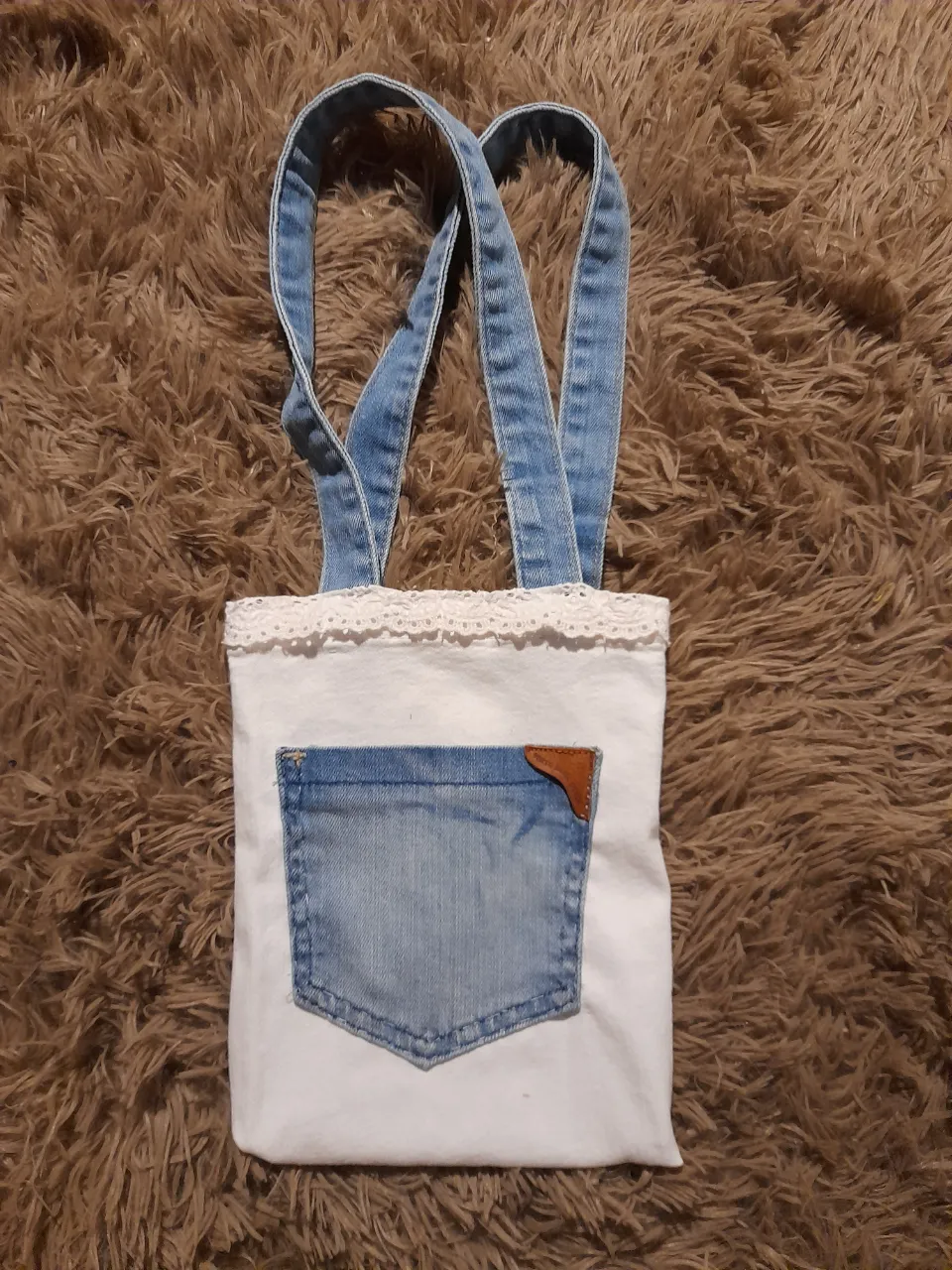 Cartera artesanal
Medidas:23cmx19cmx2cm
Entre retazos y texturas comenzó esta historia.Lo que parecía el final de una tela, se convirtió en un nuevo comienzo.
Esta pieza fue creada artesanalmente, con dedicación y respeto por cada material.
Gracias por ser parte de esta transformación.