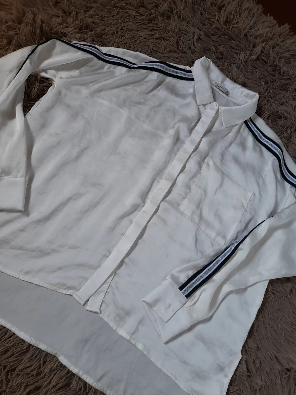 Camisa 
Marca: Inedita 
Talle L 
Medidas: axila/axila 49cm. Largo total 66cm. Largo de mangas 26cm. 
Con detalle preciable en la última foto.