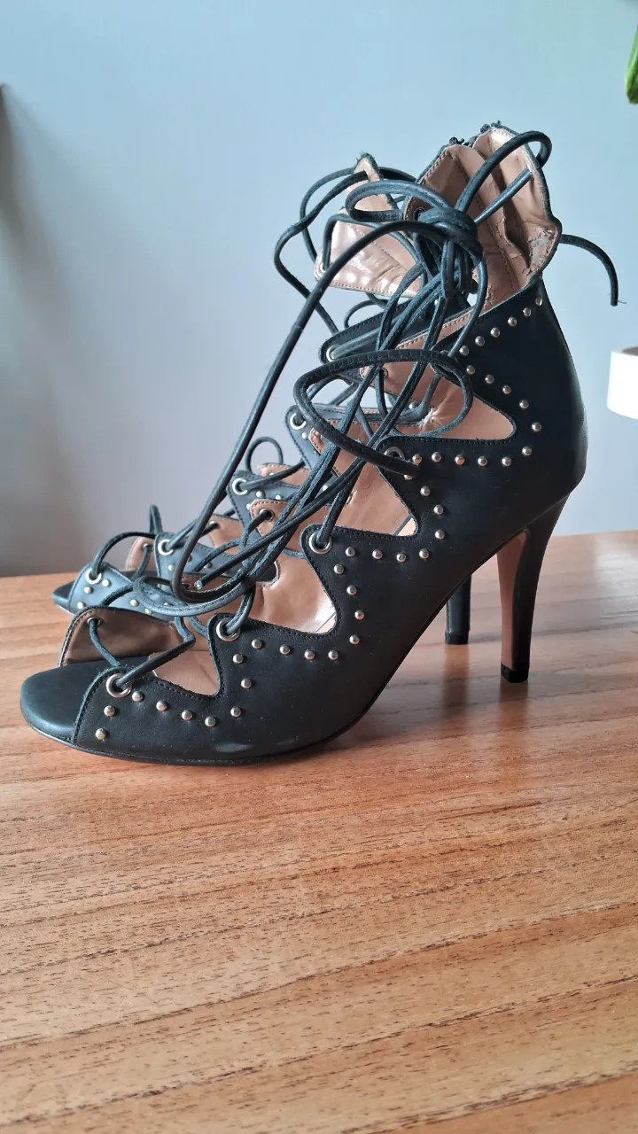 Sandalias de taco alto negras con tachas y cordones. Marca Pañuelos. Nunca usadas. Exterior de cuero en perfecto estado, el interior al ser sintético se está pelando (ver fotos)