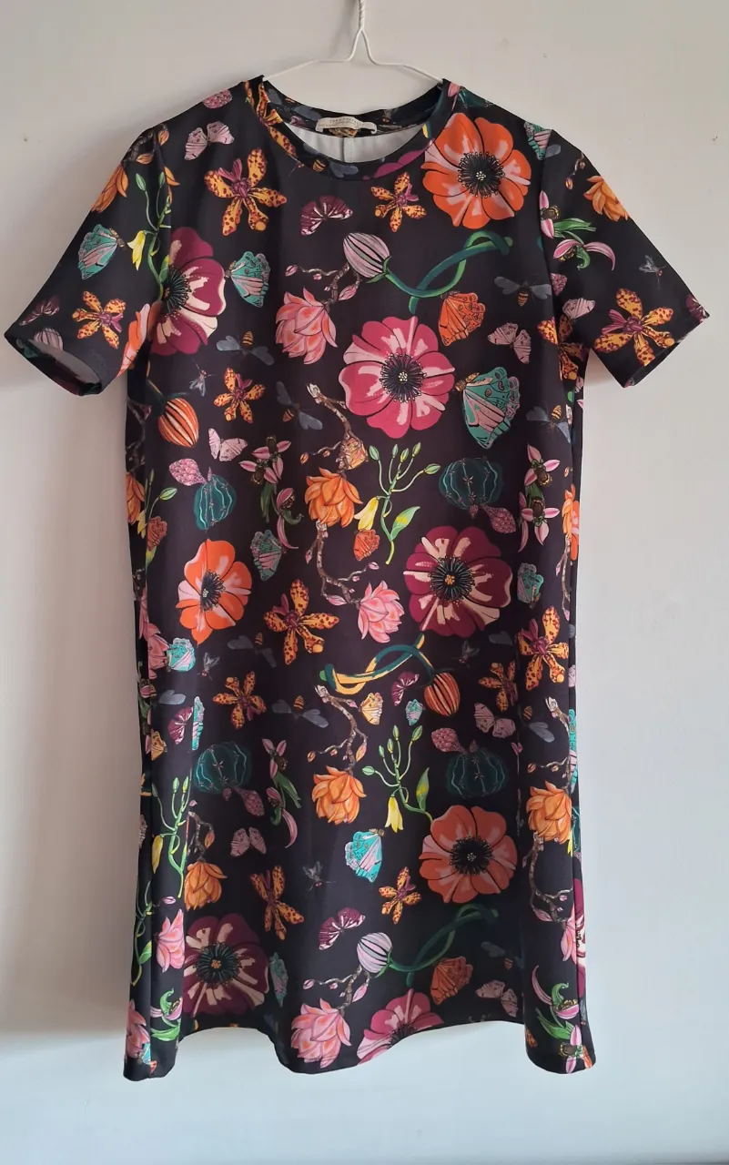 Vestido corto estampado. La tela es medio gruesita.