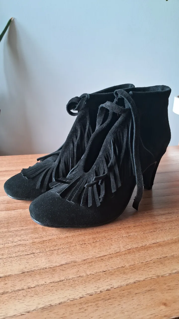 Botitas de gamuza negras con flecos y cordones. Marca Rapsodia. Nunca usadas. Talle 37 horma chica.