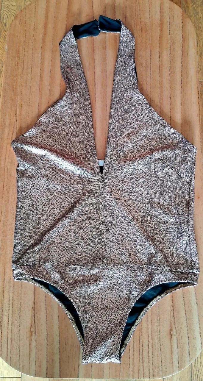 Body metalizado/dorado con textura, marca Uma. Nunca fue usado. Talle 2.