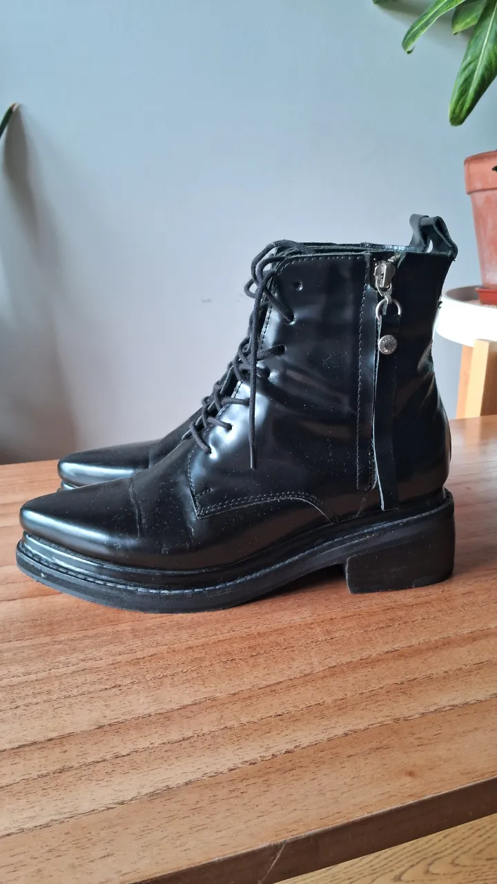 Botas de cuero negras con cordones y cierre lateral. Marca Prune.