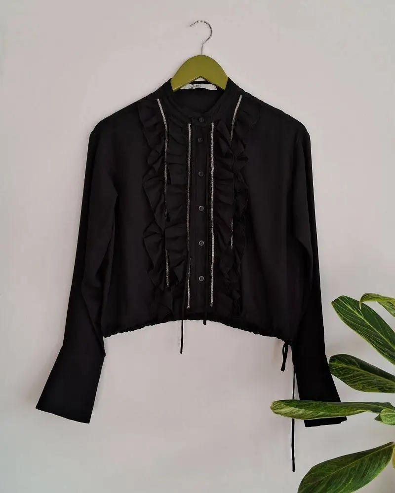 Camisa corta Maria Cher con volados tipo jabot. Cordón en cuello y cintura. Como nueva, usada solo unas horas. Talle 1. Medidas aproximadas: hombros 45cm, pecho 50cm, largo 45cm.
