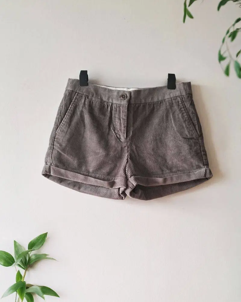 Short de corderoy marca Legacy Woman. Como nuevo, usado solo una vez. Talle 27. Medidas aproximadas: cintura 38cms, cadera 45cms, largo 40cms, tiro 24cms. Composición: 100% algodón. Hecho en china.