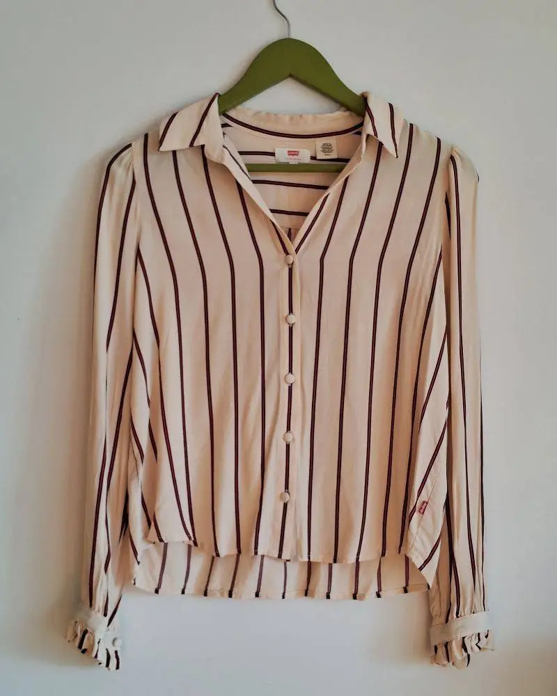 Camisa Levis color crema con rayas. Talle S. Medidas aproximadas: hombros 38cm, entre sisas 48cm, largo (frente) 54cms, largo (espalda) 60cms. Impecable, uno o dos usos.