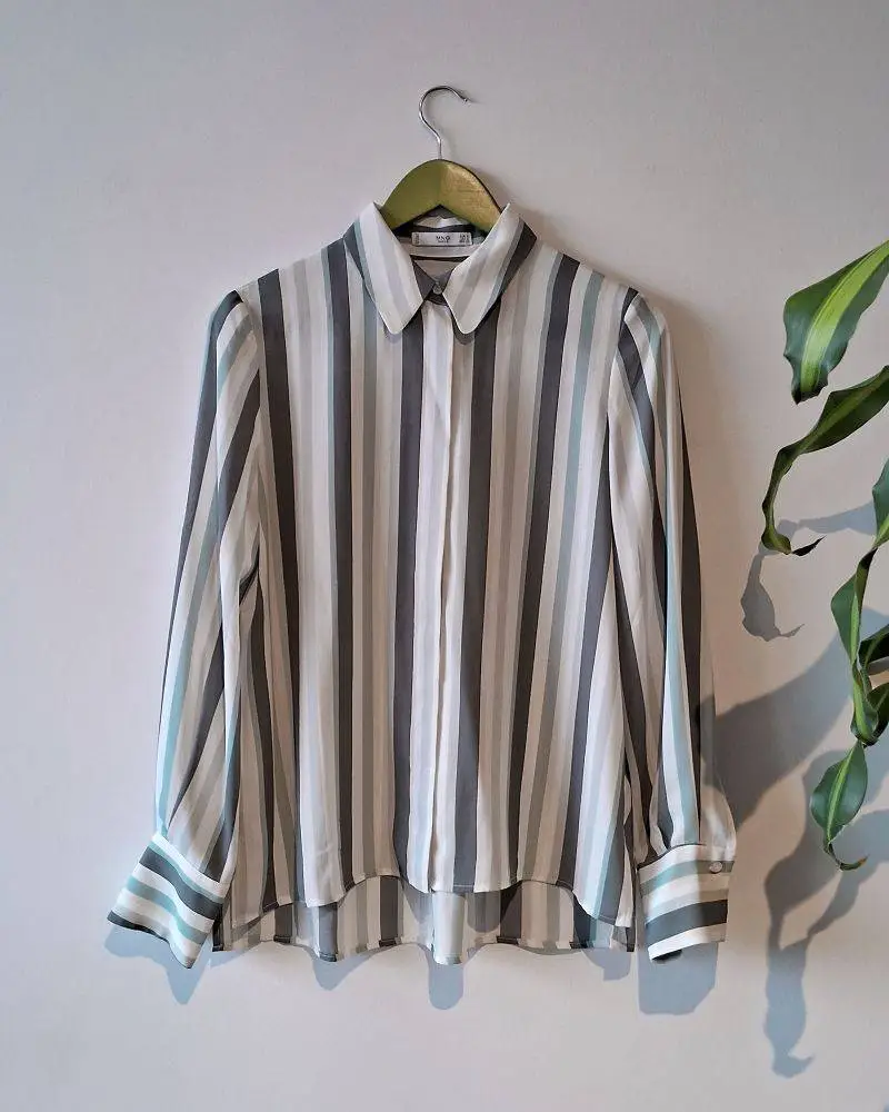 Camisa Mango (MNG) rayada, botones escondidos, mangas largas. Impecable, muy poco uso. Talle S. Medidas aproximadas: hombro a hombro 40cms, pecho 50cms, largo frente 62cms, largo trasero 70cms.