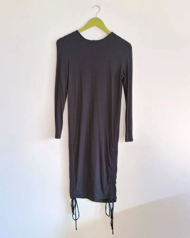 Vestido color negro Maria Cher, calce ajustado, frunces regulables con lazo en ambos costados inferiores que permiten ajustar el largo. Escote cerrado redondo, cierre invisible en espalda. Talle 1. Medidas aproximadas: hombros 40cm, entre sisas 40cms, largo 100cm. 