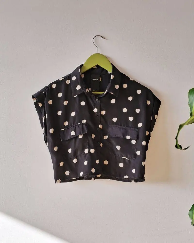 Camisa crop con estampado de lunares marca Complot. Talle small (38). Medidas aproximadas: hombro 54cms, pecho 45cms, largo 40cms.