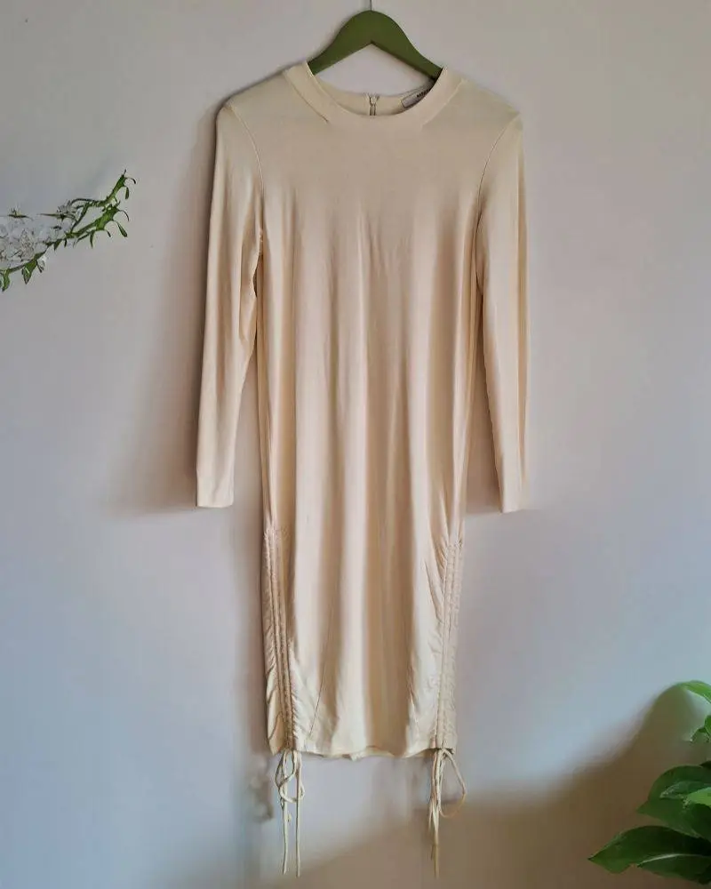 Vestido color crema Maria Cher, calce ajustado, frunces regulables con lazo en ambos costados inferiores que permiten ajustar el largo. Escote cerrado redondo, cierre invisible en espalda. Usado solo una vez. Talle 2. Medidas aproximadas: hombros 42cms, entre sisas 42cms, largo 100cms.