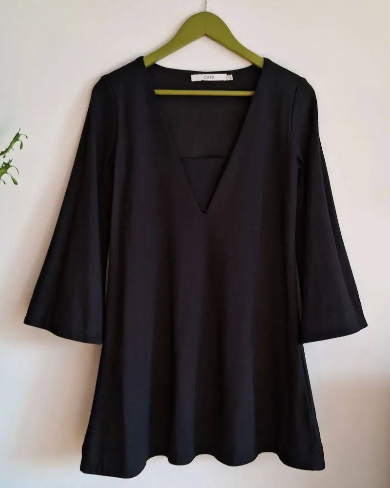 Vestido corto negro Maria Cher. Corte evasé, mangas acampanadas, escote en v. La tela es algo gruesita lo que le da un poco de estructura.  Talle 1. Medidas aproximadas: hombros 39cms, entre sisas 44cms, largo 79cms, largo de mangas 51cms. Composición: 96% poliester, 4% elastano.